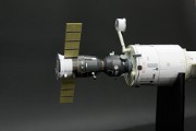 「ズヴェズダ」後方にドッキングしたソユーズ宇宙船（TM-31）