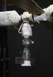 「ピアース」地球側にドッキングしたソユーズ宇宙船（TM-32）